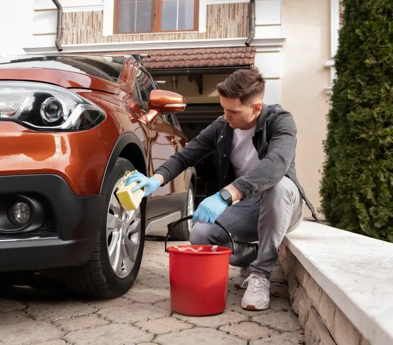 Lavage auto à domicile Raissac-sur-Lampy : professionnel intervenant sur un véhicule